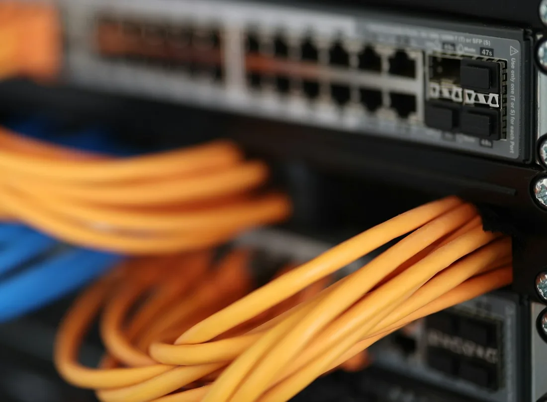 Switch de red con cables de datos conectados en un rack