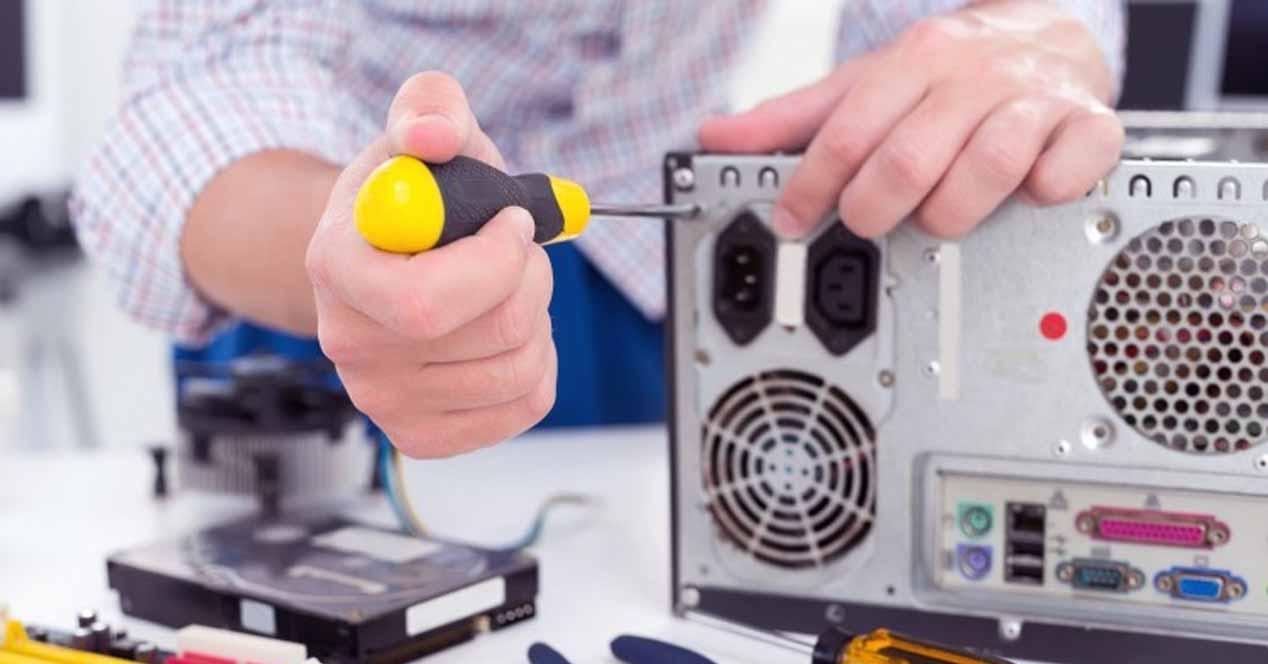 Técnico realizando mantenimiento a un computador